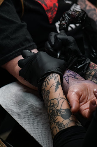 Black Bee Tattoo Parlor tattoo shop in Apple Valley, California