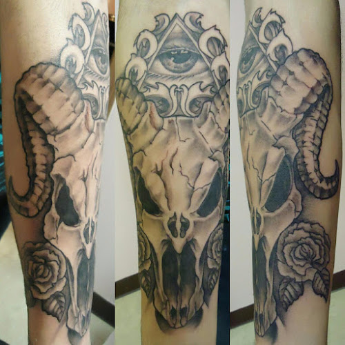 Mom's Piercing And Tattoos tattoo shop in Auburn, New York