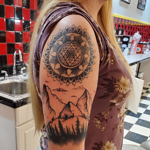 Artistic Creations Tattoo & Removal tattoo shop in Dunbar, West Virginia