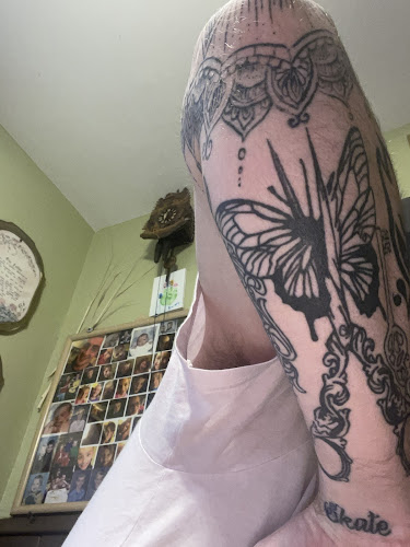 FLY INK THERAPY tattoo shop in Liberty Township, Ohio