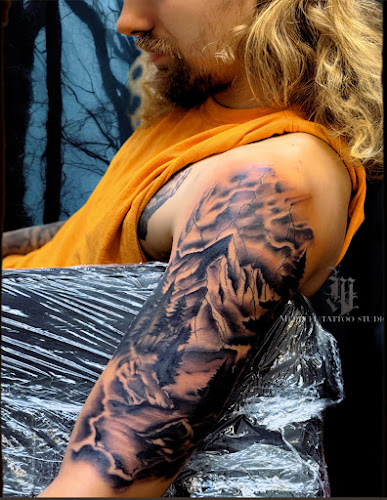 мєяяєℓℓ тαттσσ ѕтυ∂ισ tattoo shop in Paris, Tennessee