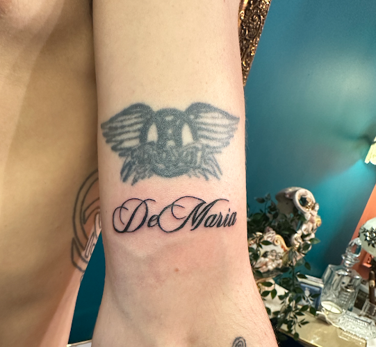 LA RÉVOLUTION EST TATTOOS tattoo shop in Stuart, Florida